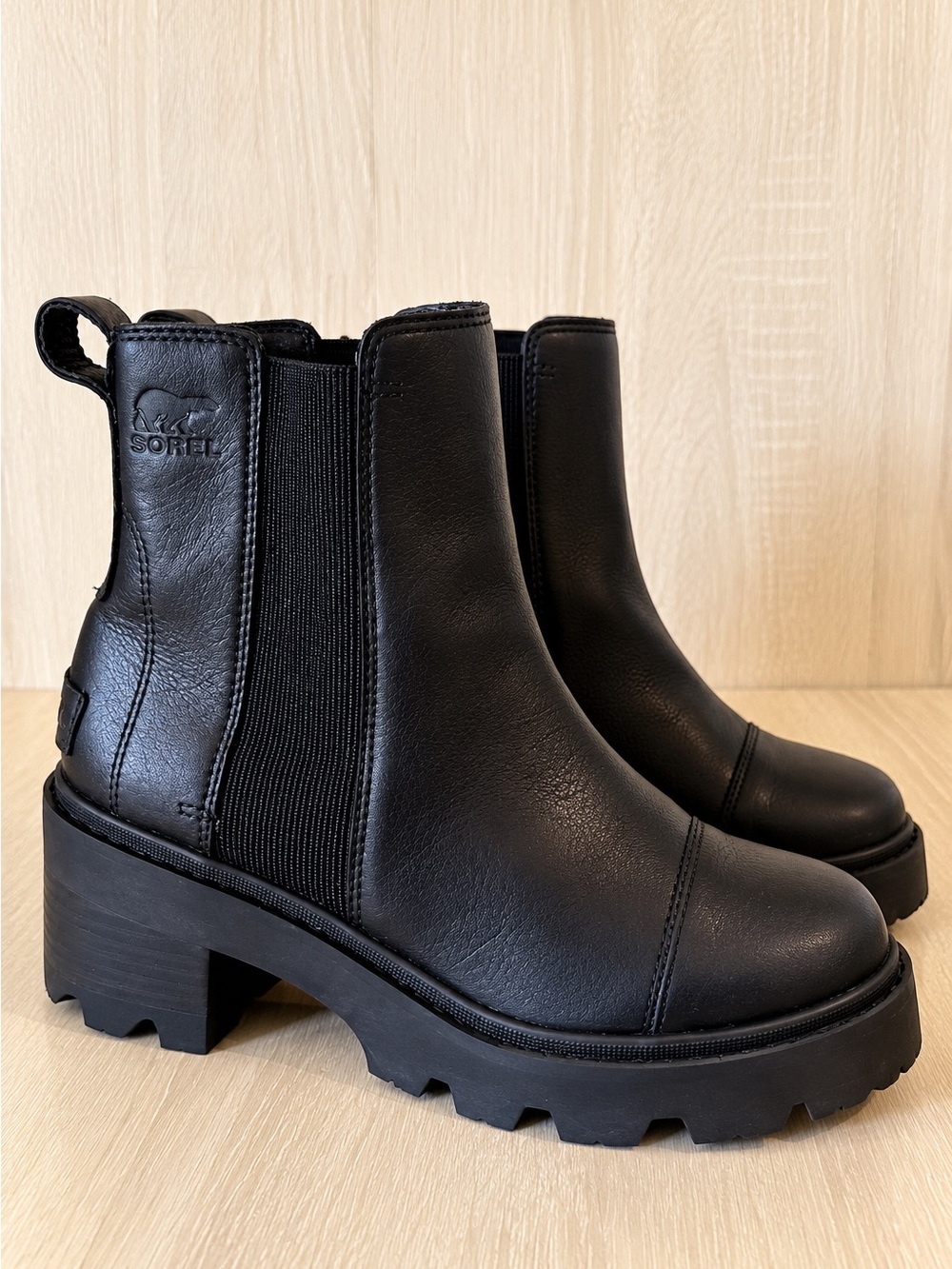 SOREL Black Leather Chelsea Lug Sole Ankle Boots – Women’s Size 7.5